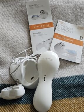 Clarisonic Plus White Sonic Facial Cleansing Device with Base and Guides